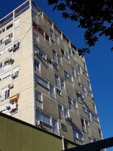 Višestambena zgrada Držićeva 4 je izgrađena je prije 1968.g. i ne zadovoljava današnje propise u odnosu na energetsku uštedu. Zbog dotrajalosti vanjskih zidova, i vremena izgradnje neophodna je energetska obnova. Energetskom obnovom višestambene zgrade Držićeva 4 suvlasnici bi imali uštedu toplinske energije Qhnd za 64.9% i smanjenje emisije CO2 za 49,83% te bi dobili kvalitetniju, zdraviju i ugodinju kvalitetu življenja u zgradi i produženje vijeka trajanja samog objekta. Ovom obnovom 52,00 kućanstava će dobiti poboljšanu klasifikaciju potrošnje energije te već u idućoj sezoni niže račune za grijanje. • Poveznice na relevantnu internetsku stranicu: link na www.strukturnifondovi.hr • Kontakt osoba za više informacija: sanja.vuskovic@tehnoplast-split.hr